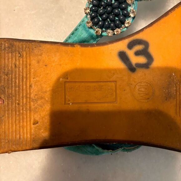 Madeline Stuart Coy Embellished Floral T-Strap Flip Flops Blue & Tan Size 10M - Picture 5 of 5